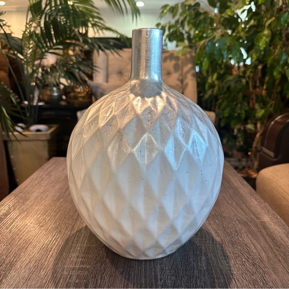 Beautiful white & Silver vase Home Decor - Picture 1 of 2